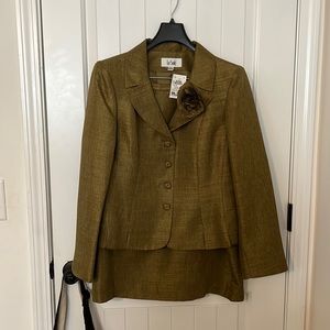 Le Suit Skirt Suit Size 16 New with Tags